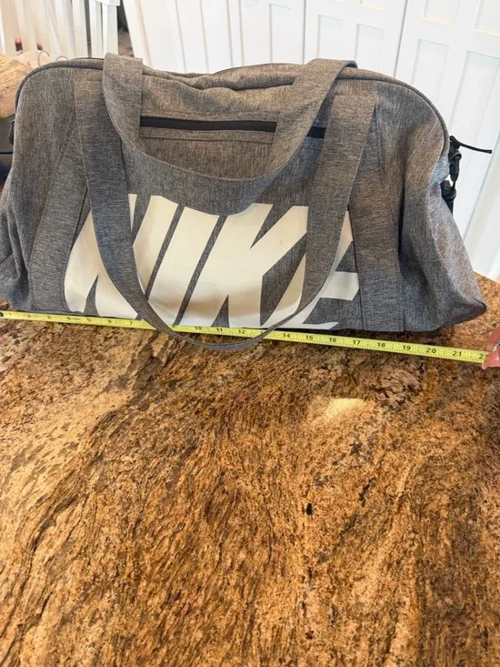 Nike Gray Gym Duffel Gym Bag w/shoulder strap - Picture 8 of 13